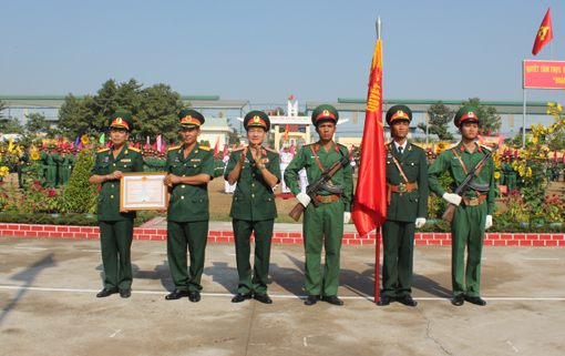  Thiếu tướng Hoàng Văn Nghĩa, Chính ủy Quân đoàn trao Huân chương bảo vệ Tổ quốc hạng ba cho Trung đoàn